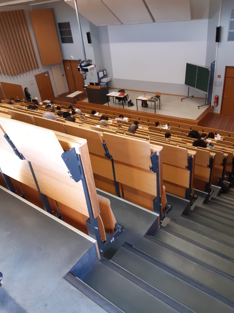 Ein Hörsaal in der Universität, Studierende schreiben eine Prüfung